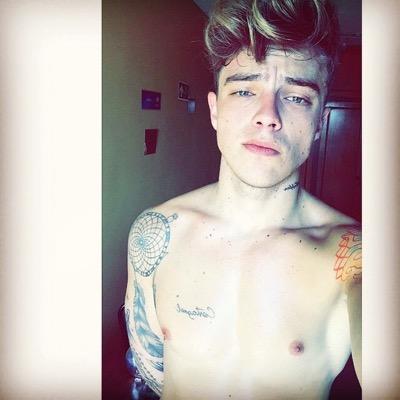 Alex estavan ! Follow me guys ✌️#skater #lover follow me on instagram : alex_extavan kik: alex_extavan