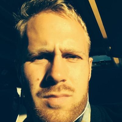 Journaliststudent och musiker. Gillar att åka spårvagn och spela gitarr.