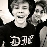 13, directioner,dog lover,5sos 3, the vamps, 
Follow me and i'll followback