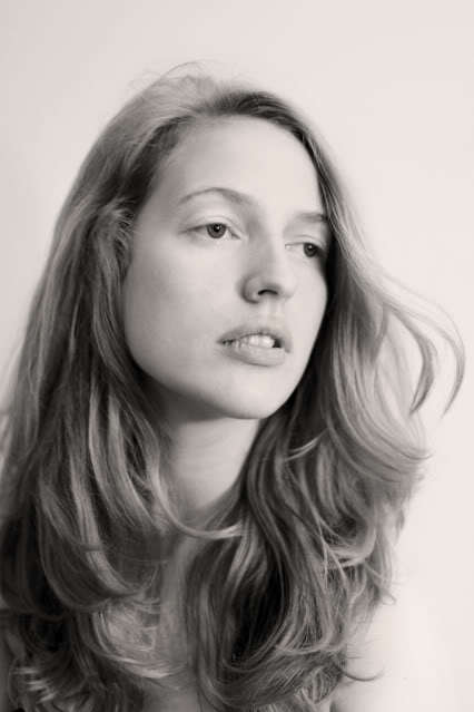 aphrorosa's profile picture. Ben niet kort & bondig. Waag toch een poging tot Twitteren | Groot Theaterliefhebber   | student Algemene Cultuur Wetenschappen @ Universiteit van Tilburg