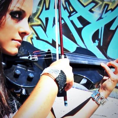 Profesora de Música en Secundaria, y VIOLINISTA profesional. Vivo por y para la música.   #YosoydeMúsica  Integrante de la Orquesta Sinfónica de Ávila #OSav