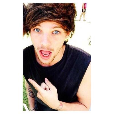 \\Japanese Directioner// 2.24OTRA＊uk pop＊えっと、ガッチガチのLouisGirlですあとLarryShipperです、どうも。常にピザ食べたいて思てる系JKです 将来はKevinになりたいと思ってます。あ〜っと、ここで私の座右の銘を。「人生は冗談です。」
