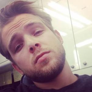 22. Hijo adoptivo de @xSteveRogersDP. Mutante con la capacidad de generar y manipular la electricidad. Mecánico. Piloto de altos vuelos. #LittleAvenger #Spark