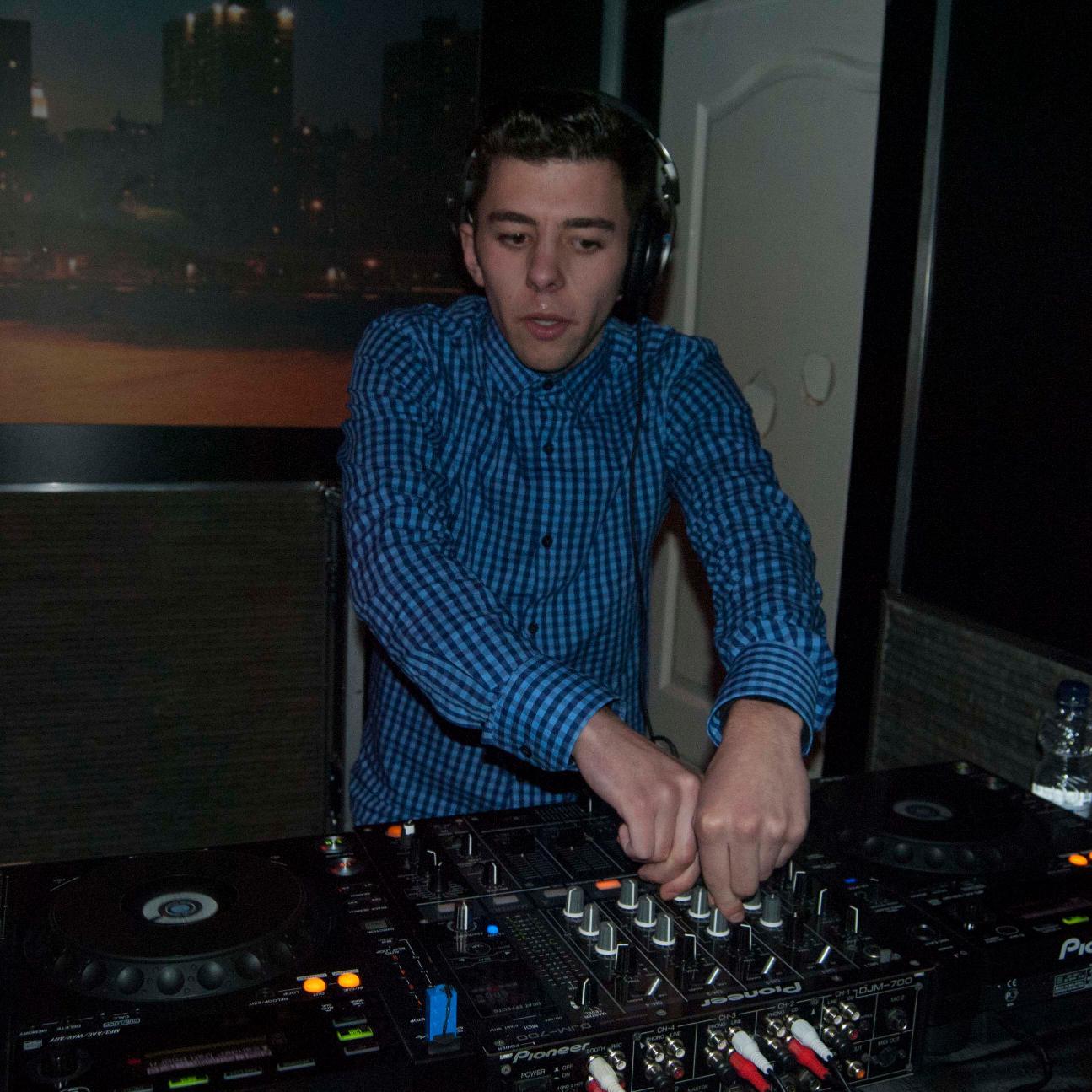 DJ (electro,dubstep,bass music, EDM.....)