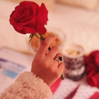 اثق بانني فتاة مختلفہ ، احمل في داخلي روح حنونہ ، لگنها تتعب عندما تضيق بها الحياة..لست مثاليہ ولكن اقسم بان نيتي طاهرة للجميع') وهذا_يكفيني ♡عشرينيه ♡