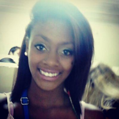 Uma garota dramática, enloukecida pelos amigos detesta falsidade ama quem te ama e foda-se quem a odeia¬¬
