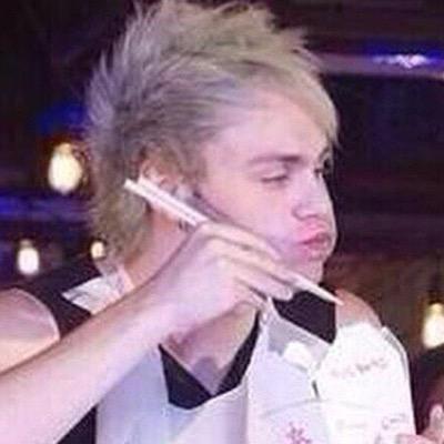 follow @angelcliffords if u wanna get freaky