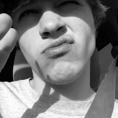 free follow from @sighsarahh ! follow her and ask for a dm to @sighmike !!