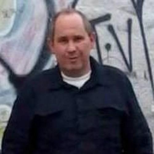 Geboren in Ostwestfalen. Da auch aufgewachsen und zur Schule gegangen. Mehrere verschiedene Jobs gehabt. Bin jetzt Bierkutscher. Bin seit 10 Jahren geschieden.