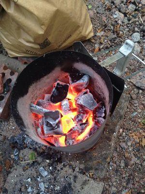 Tohtoritason grillausta. Hiilillä. Tietysti. Ja ruoka mahdollisimman läheltä. Saa kysyä. Helsinki/maaseutu.