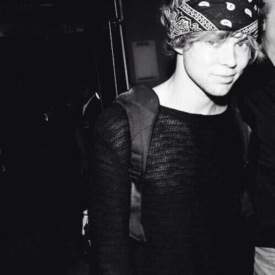 follow @DR0PDEADLRH because she gave you this free follow!