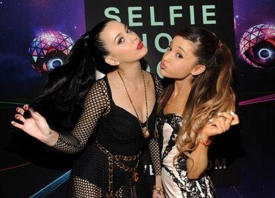 The Cool Star that I love are Ariana Grande ,Katy Perry ❤, Taylor Swift ,Demi Lovato and many others ..send me the photos of your idols. .!!