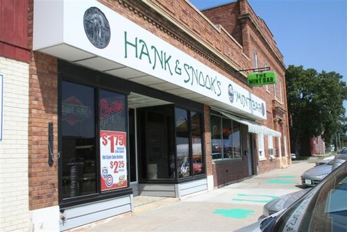 Hank and Snooks Mint Bar, a fun relaxing place to meet your friends for a beer. Since 1938 we've been South Norfolk's place for shuffleboard, pool and cold beer