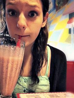 Oh mitbella!, cual manantial es tu belleza. Bellezx de claridad y de pureza.