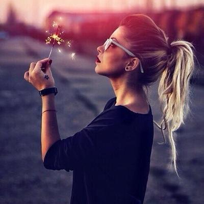 MentionBonheur's profile picture. Just A Young French Girl Who Send A Lot Of Love