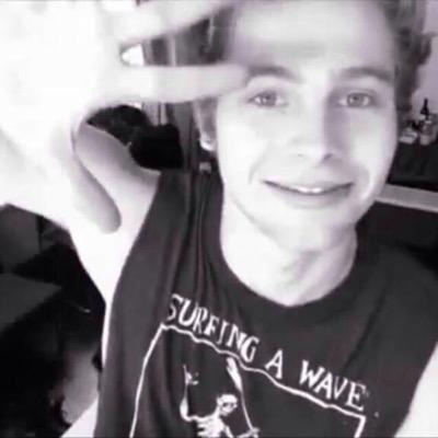 hi please follow @nxrrybrooks bc you got this follow! also your fav would fuck you have a nice day