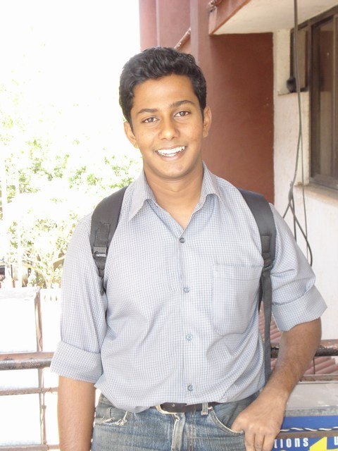 Ekdom Boro Munis. 
Very Good Man.
Bahut Accha Insan.