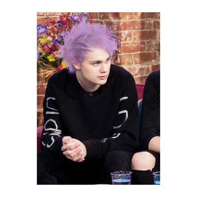 follow @Freaky5SOS_ and @YoungAboriginie and rt link