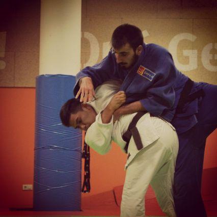 22. Judoka madrileño -73, en proceso de convertirse en algo, cinturon negro. Especialista en cagarla si o si en los momentos decisivos