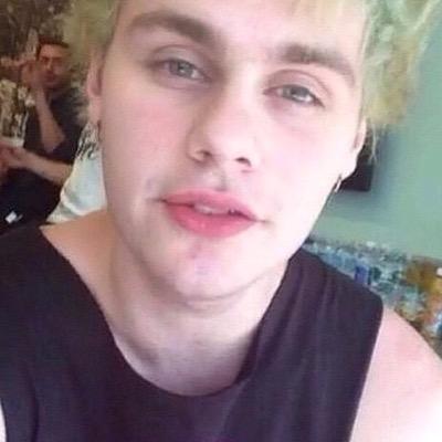 please follow @mayomikey and tweet her cute pictures of michael cause she gave you this free follow (^_^)