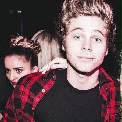 tweet me @fuckboyedits if you're selling or know someone who is selling 5sos tickets for july 18 in san diego