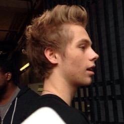 retweet my retweets to gain votes! - @chirpyIuke ✨ #vote5sos #kca