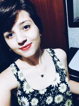 Instagram: @lasiqueira_ e @estlandd