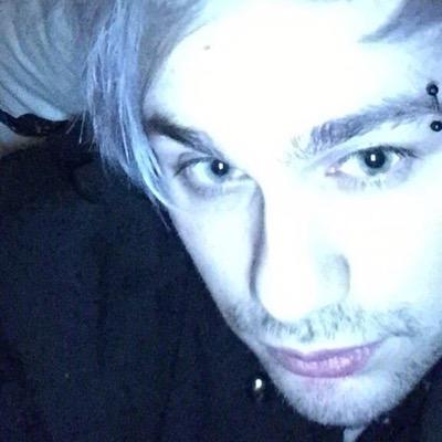 NarryandMikey's profile picture. You know it's bad when you have a twitter dedicated to a boyband and a band who thinks they're punk rock. 1D|5SOS|ED 
6.24.12 & 9.25.14