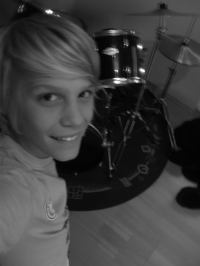 I´m philipp and 15 years old ..i love soccer, nice days, music, friends,short school days and hangin w/ friends.. hbu?