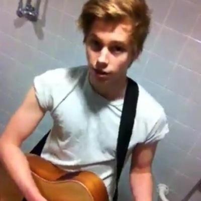 luke *♡ॢ˃̶̤̀◡˂̶̤́♡ॢ*‧˚