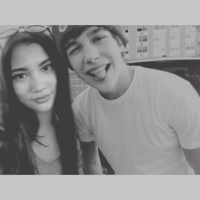 Needing a photo for your infamous relationship or long lasting friendships? Manips For Me is the right choice for you! DM or mention us requests!