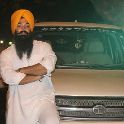 ਪੈਰ ਸਦਾ ਆਪਣੇ ਜ਼ਮੀਨ ਤੇ ਟਿਕਾ ਕੇ ਰੱਖੋ
ਪਰ ਹਸਰਤ ਵੀ ਰੱਖੋ ਆਸਮਾਨ ਤੋਂ ਉੱਚਾ ਉੱਡਣ ਦੀ