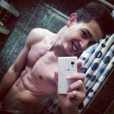 cenicero lleno de colillas ya no caben mis ojos brillan mi pecho estalla pero va biien