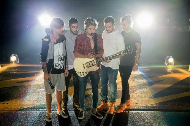 Hii .. Follow @love_ptplband ? She gave u a free follow :)