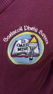 Gaelscoil bunaithe ar an gCampa Fearann Phiarais.