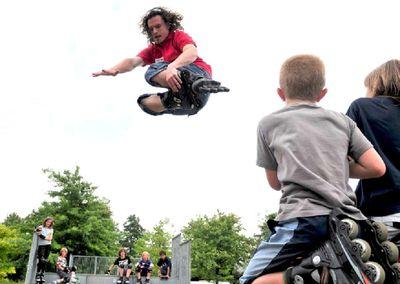 jonge vader van twee dochters die leeft voor zijn sport; inline skaten / skeeleren. Werkt als Opvoeder/Studiemeester op topsportinternaat - Drongen lover