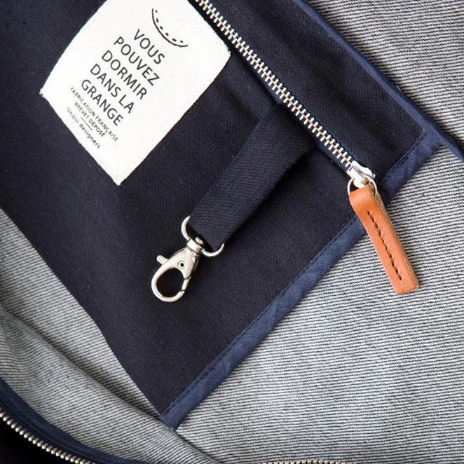 Né de deux designers, #VPDDLG est un concept de #baluchon à taille variable en tissus d'exception pour #citadins #baroudeurs - 100% #MadeInFrance -  #Voyage