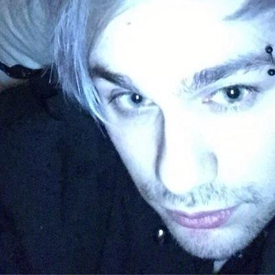 go follow @Maikeru5sosxx