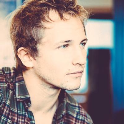 compte fan sur l'acteur et violoniste @mspinosioff ! (je ne connais pas Mathieu personellement) . #Clem #NeuillySaMere #LesSouvenirs