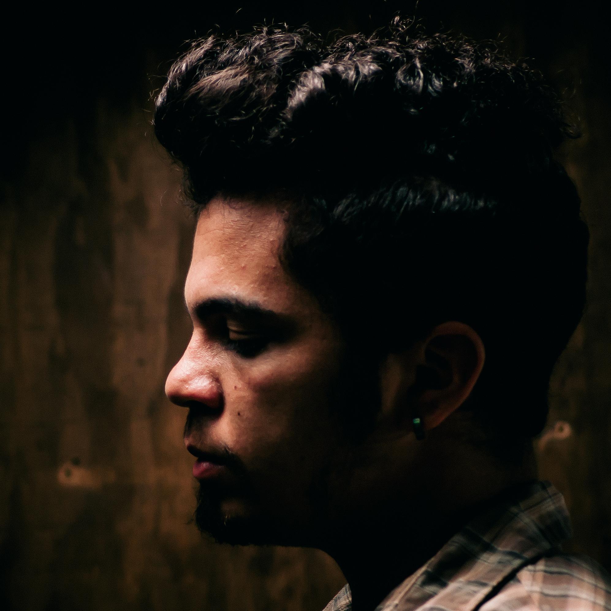Fotografo, ouço música e amo, estas coisas me fazem sentir vivo.