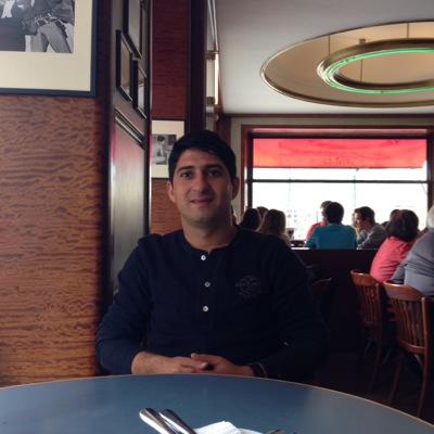 okur, yazar...
eşikte durma desturunun savunucusu,,
Ütopyanın Kanatları ve Suret kitaplarının yazarı,,