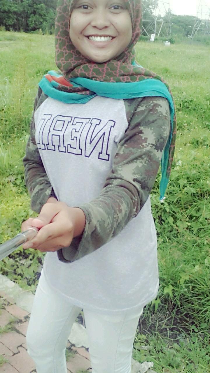 Senyum di dalam kesedihan memberi 1001 persoalan untuk ditafsirkan…tapi senyum dalam kegembiraan memberi 1001 jawapan kepada persoalan..♫♫ (づ｡◕‿‿◕｡)づ .
