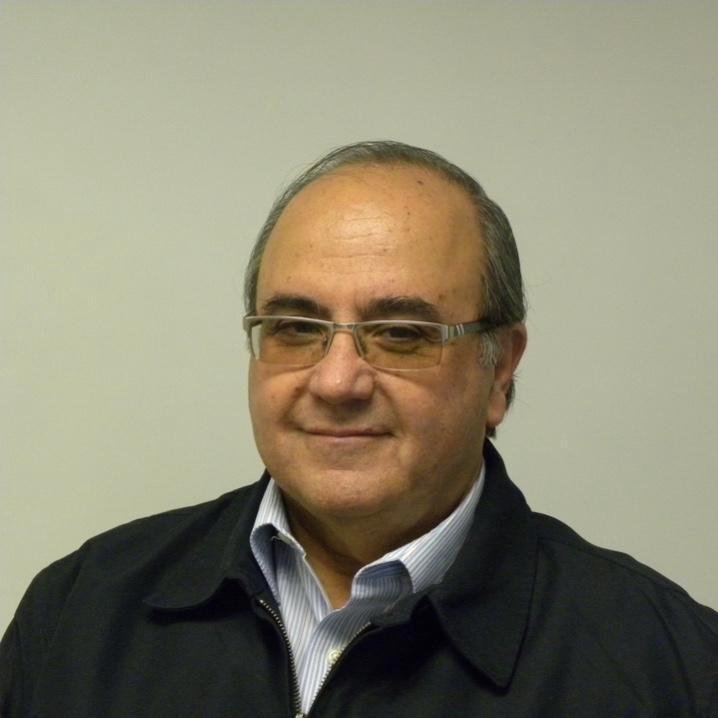 Ingeniero, abuelo de 8 y karaokero. El Señor nos cuida, pero no se hasta cuando. Contento, Señor, contento.