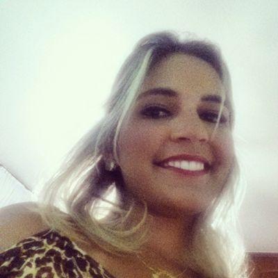 Virgiana, Flamenguista, Nutricionista, Bacharel em Direito, Mãe de cachorro, Irmã, Filha, Amiga, Irritante e Irritada