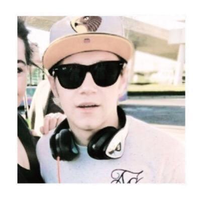 FOLLOW @beefcakeharry. This is a free follow from her.