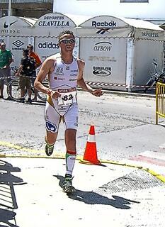 Atleta, triatleta y montañero. Profesor de Educación Física en el Colegio Santa Rosa - Altoaragon de Huesca.