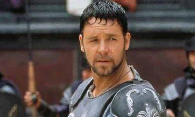 إذا وقفت أمام حسنك صامتآ
فالصمت في حرم الجمال جمال
كلمتنا في الحب تقتل حبنا
إن الحروف تموت حين تقال
