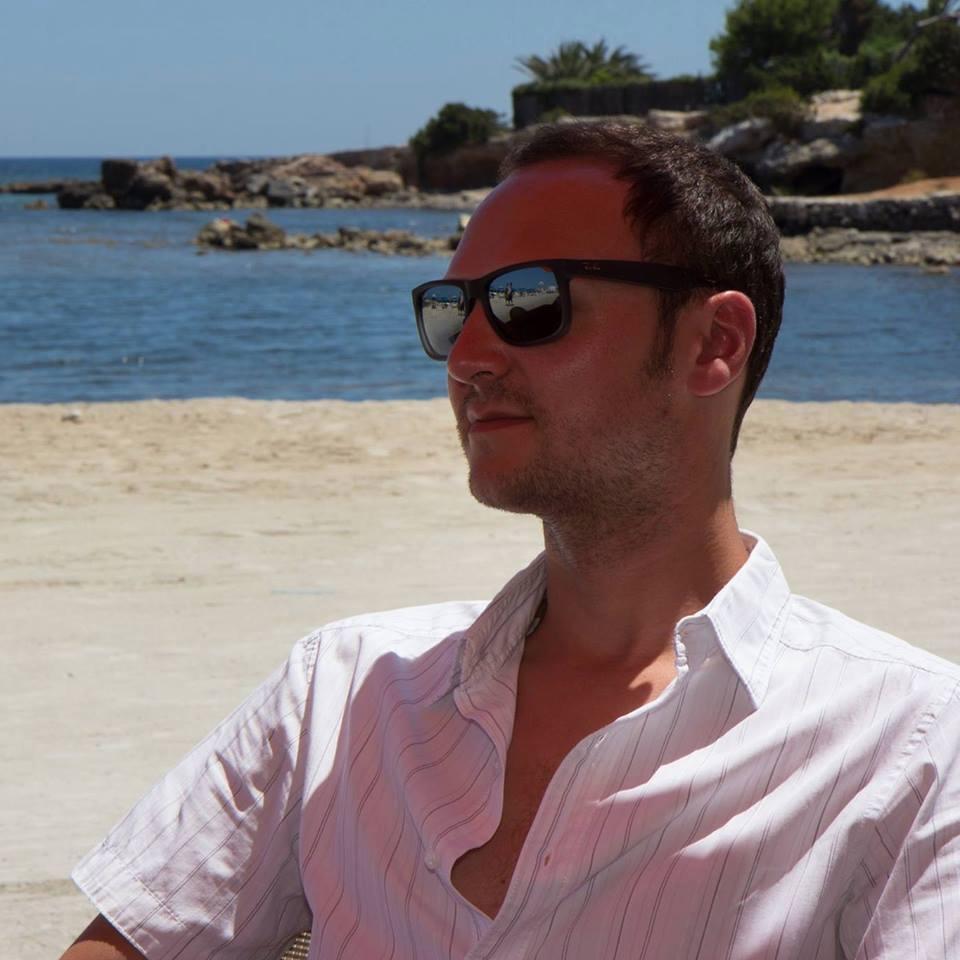 Working at Black Hole Recordings and The Dance Society. Contact: joris@blackholerecordings.com