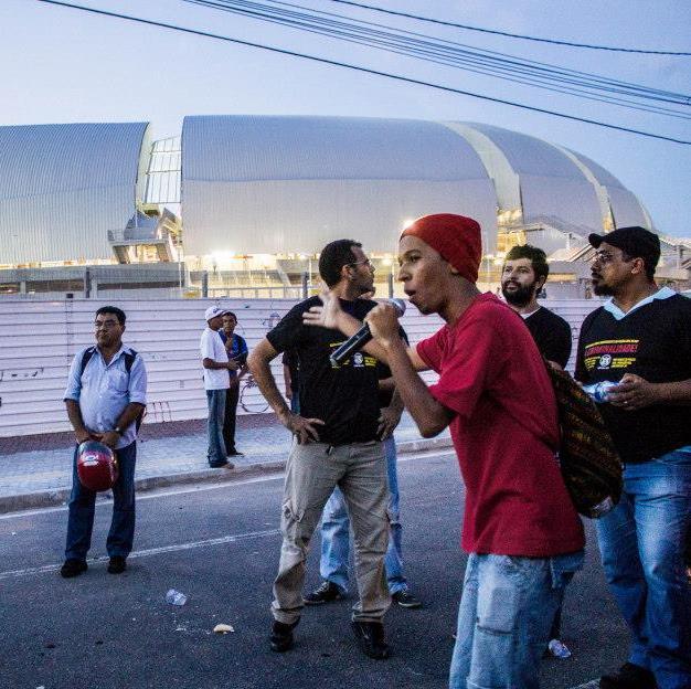 Por menos que contém a história,  não te esqueço meu povo. Se Palmares não vive mais, faremos Palmares de novo!