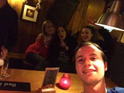 student, docent bedrijfsadministratie, feestjesplanner en barman